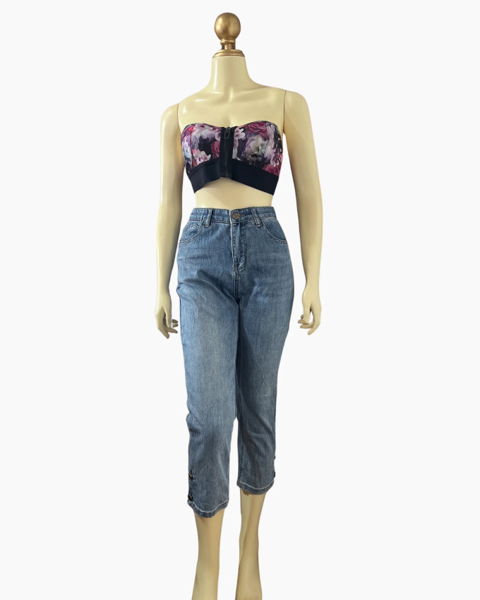 Light-Wash Cropped Denim Capris with Button-Detail Hem